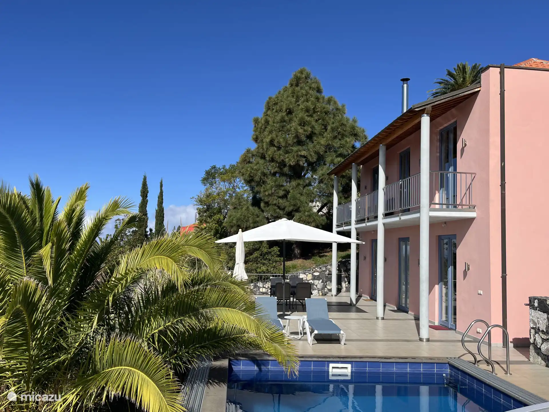 Die Villa ist modern eingerichtet und verfügt über einen riesigen Garten: nicht weniger als 4.000 m2!