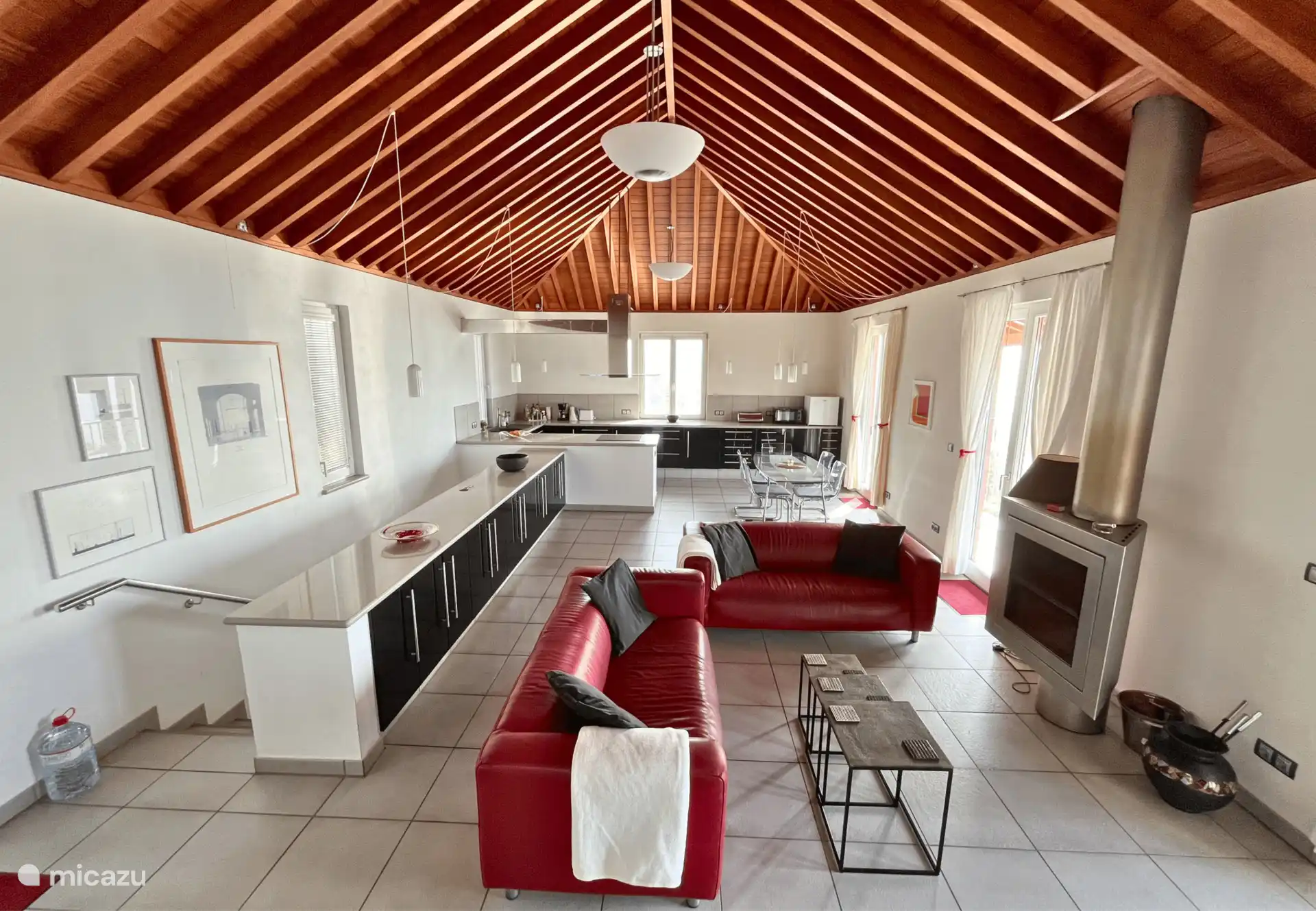 Im ersten Stock befinden Sie sich im geräumigen Wohnzimmer mit schöner Holzdecke.