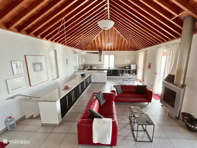 Villa Buenavista | Espagne, La Palma, Tijarafe - villa Au premier étage, vous êtes dans le salon spacieux avec un beau plafond en bois.