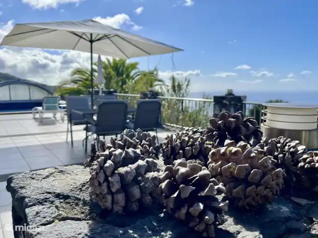 Villa Buenavista | Espagne, La Palma, Tijarafe - villa Une terrasse spacieuse avec des coins salon autour de la piscine privée.