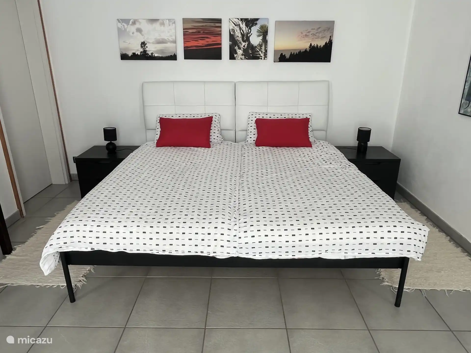 Das Schlafzimmer verfügt über ein Doppelbett, viel Stauraum und Zugang zur Außenterrasse.