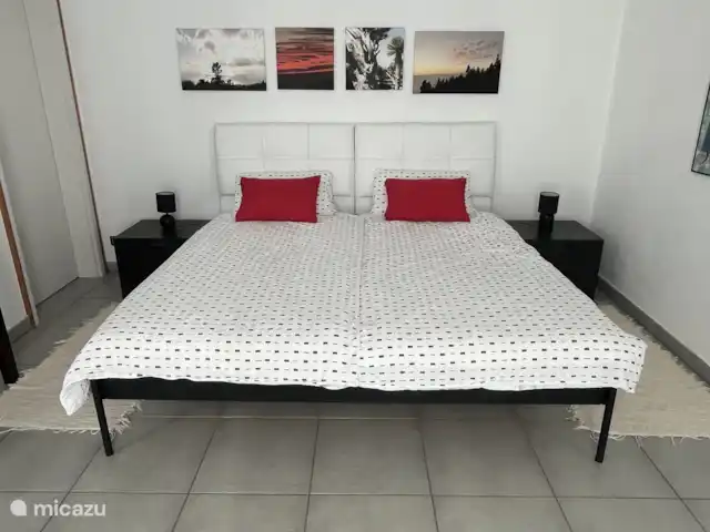 Villa Buenavista | Espagne, La Palma, Tijarafe - villa La chambre dispose d’un lit double, d’un grand espace de rangement et d’un accès à la terrasse extérieure.