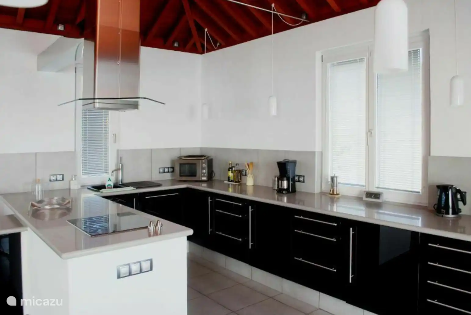 Ausgestattet mit Elektroherd, Geschirrspüler, Kühlschrank, Backofen, Mikrowelle, Nespresso-Maschine usw.