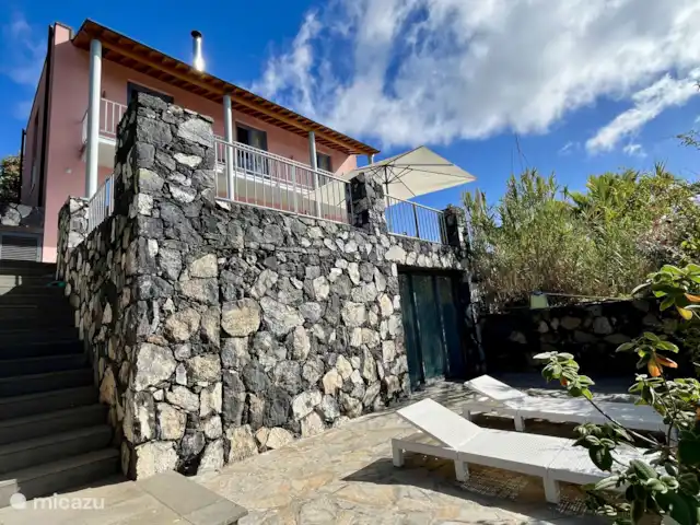 Villa Buenavista | Espagne, La Palma, Tijarafe - villa Détendez-vous sur les transats au bord de la piscine.