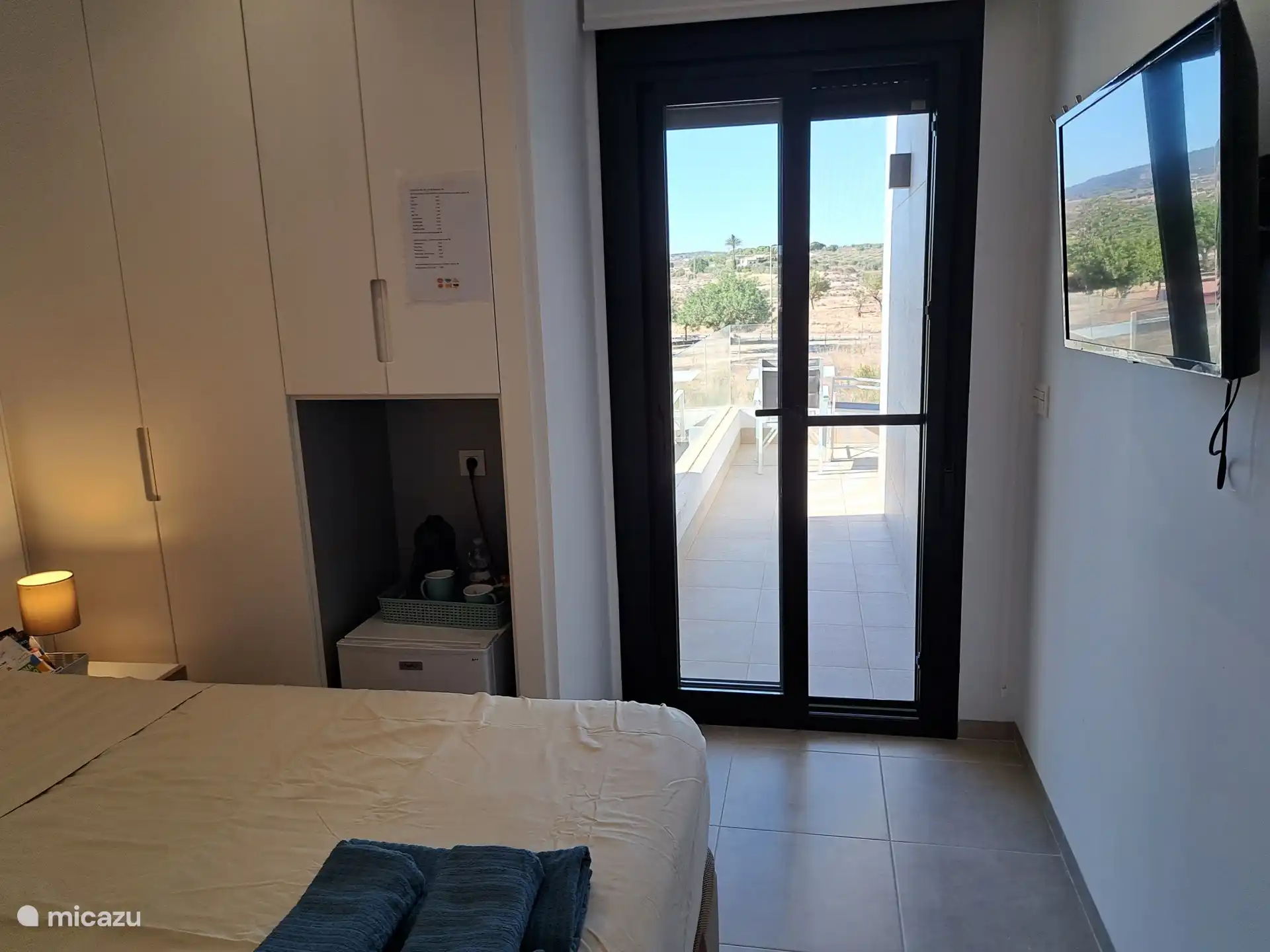 Je kan van in de kamer op terras