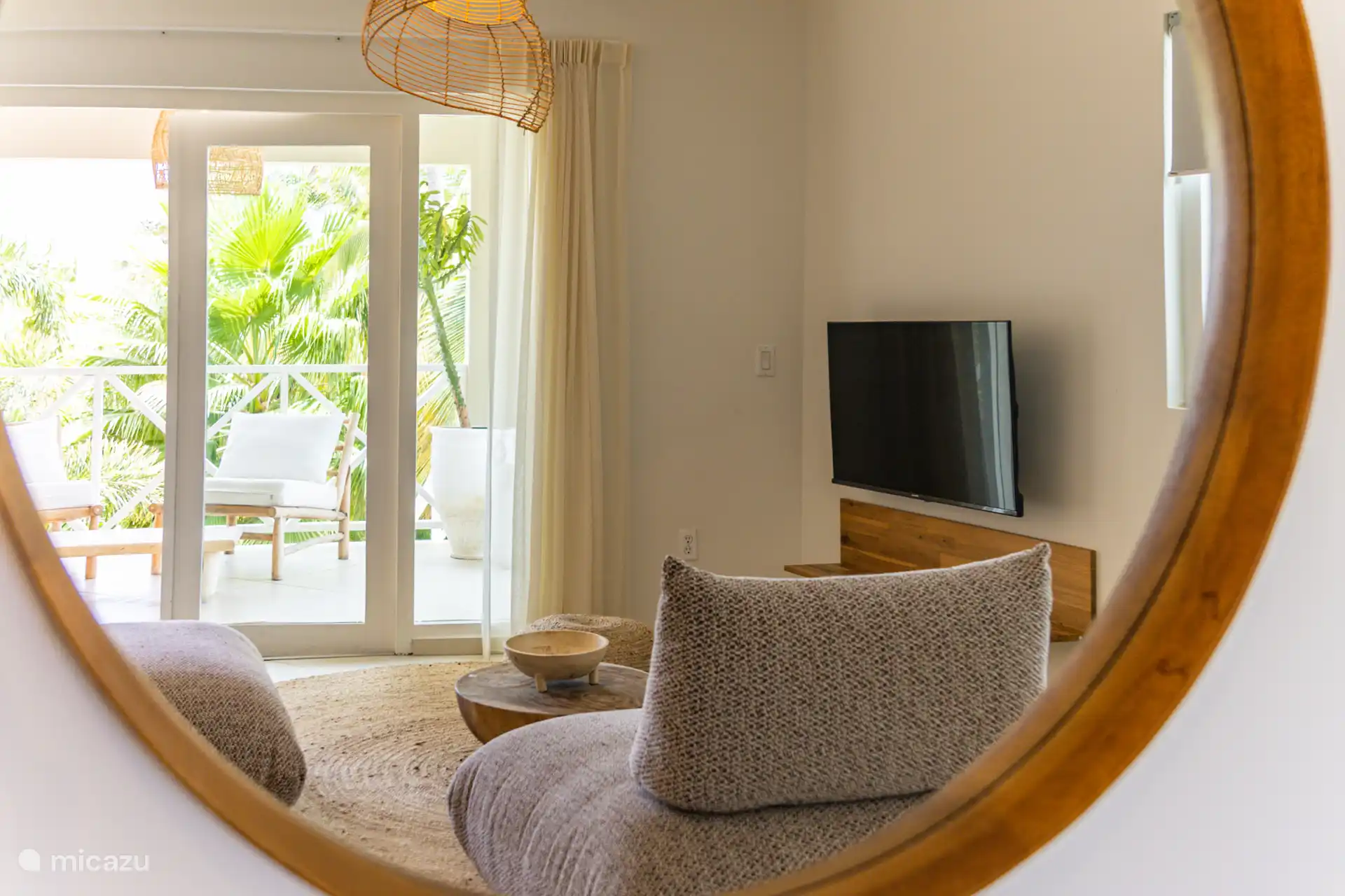 Sala de estar con televisión