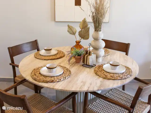 Casa Valentine huren in Spanje, Costa Blanca, Dénia - appartement De gezellige ronde eethoek bevindt zich tussen de keuken en de woonkamer in.  Met uitzicht op de tuin.
