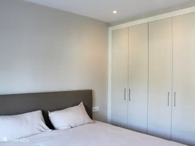 Casa Valentine huren in Spanje, Costa Blanca, Dénia - appartement Een ruime slaapkamer met een 2 persoonsbed van 180 x 200 cm. Deze kamer heeft een ingebouwde kastenwand.