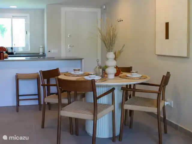 Casa Valentine huren in Spanje, Costa Blanca, Dénia - appartement Op deze foto is de voordeur te zien. 
De ruime open keuken met bar en de gezellige ronde eethoek.