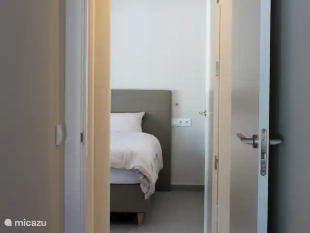 Casa Valentine huren in Spanje, Costa Blanca, Dénia - appartement De ruime slaapkamer aan de rechter kant van de badkamer met de 2 eenpersoonsbedden naast elkaar van  90 x 200 cm