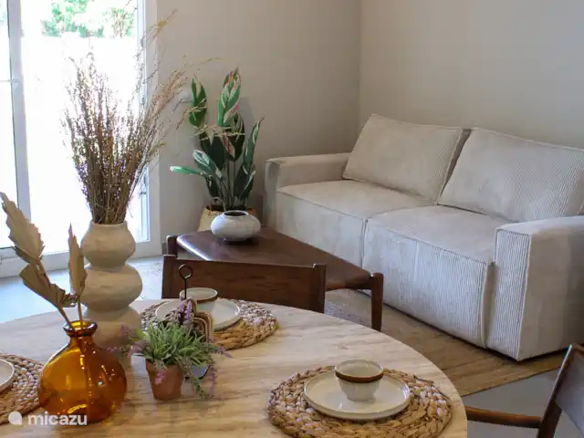 Casa Valentine huren in Spanje, Costa Blanca, Dénia - appartement De bank waarop je heerlijk bij kunt komen. Tegenover de bank bevindt zich de televisie.