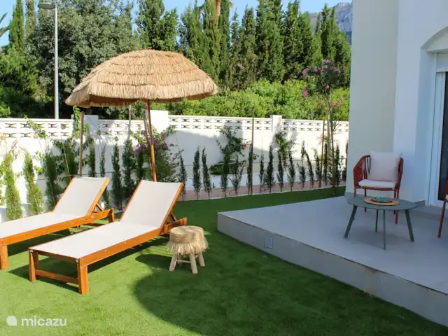 Casa Valentine huren in Spanje, Costa Blanca, Dénia - appartement In de tuin kunt u op deze zonnebedden helemaal tot rust komen.