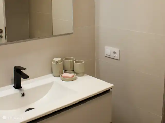 Casa Valentine huren in Spanje, Costa Blanca, Dénia - appartement De badkamer met inloopdouche en toilet bevindt zich tussen de beide slaapkamers in.