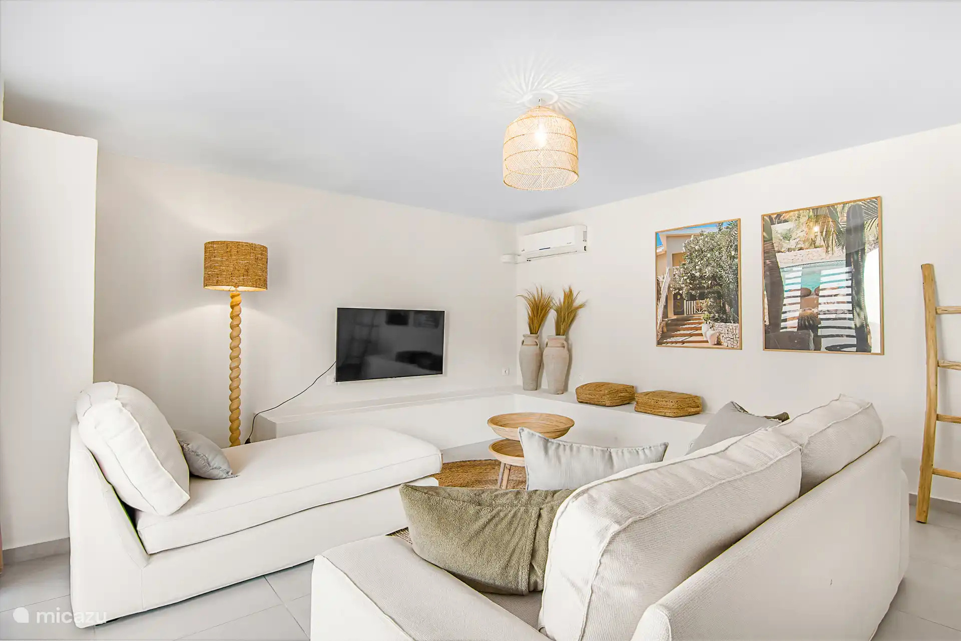 Sofá con televisión