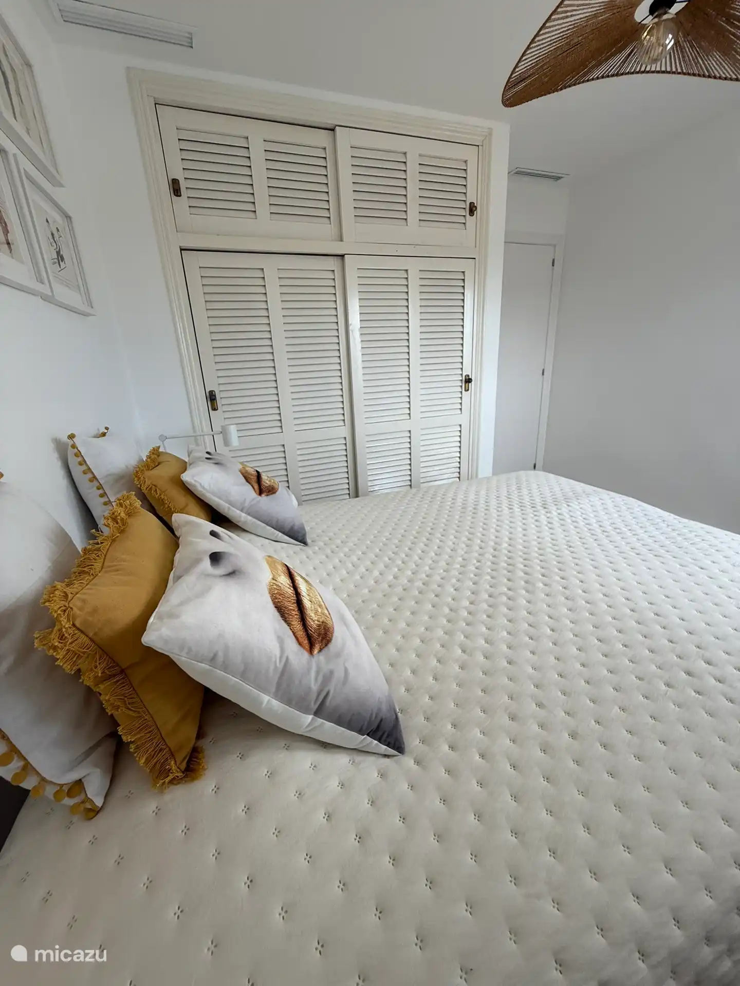 Dormitorio 1 planta baja con armario de persianas.