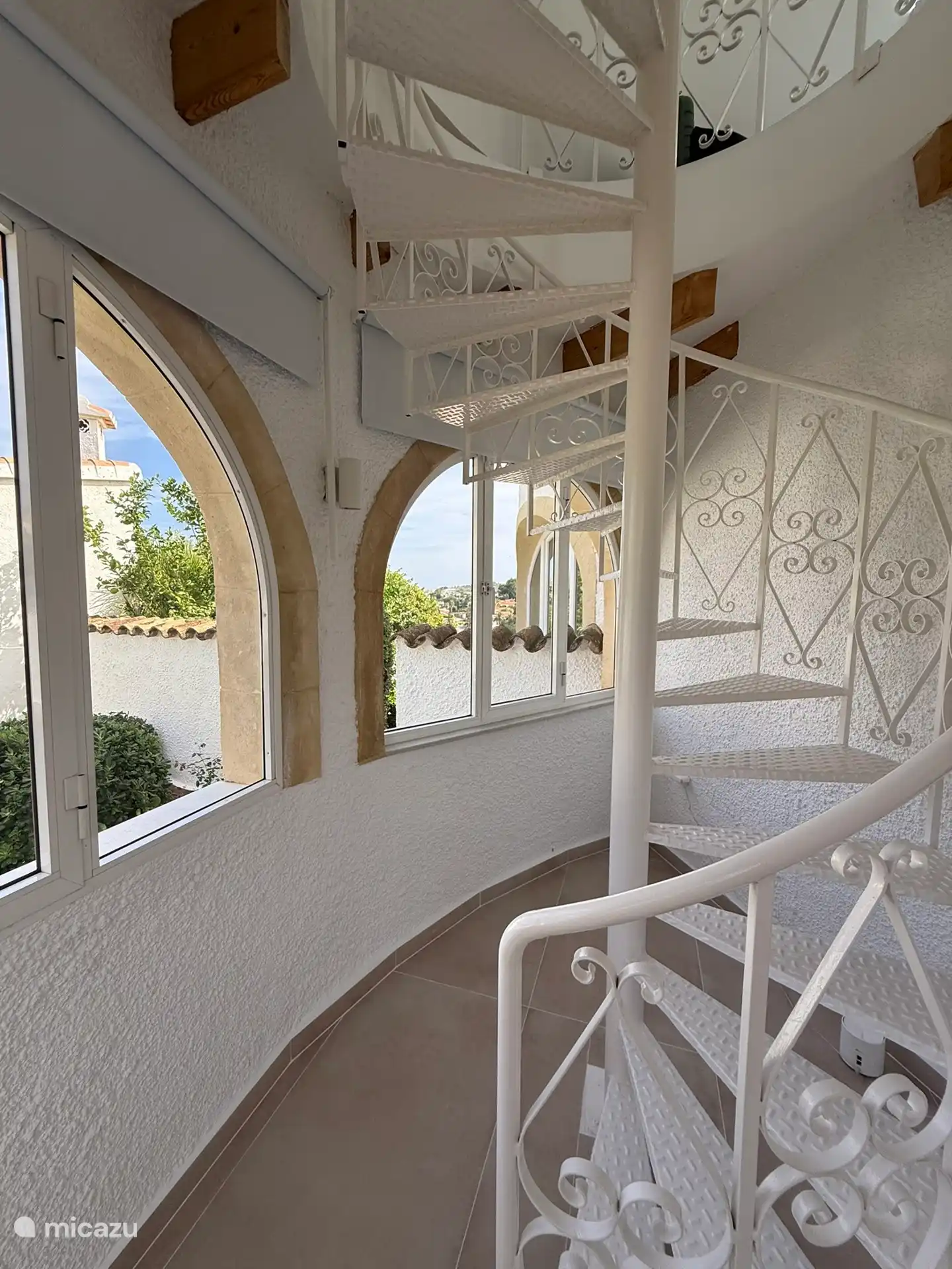 Entrada con escaleras de hierro forjado al primer piso. La obra maestra de nuestra casa, con la escalera forjada a mano con muchos corazones. Para enamorarse de él.