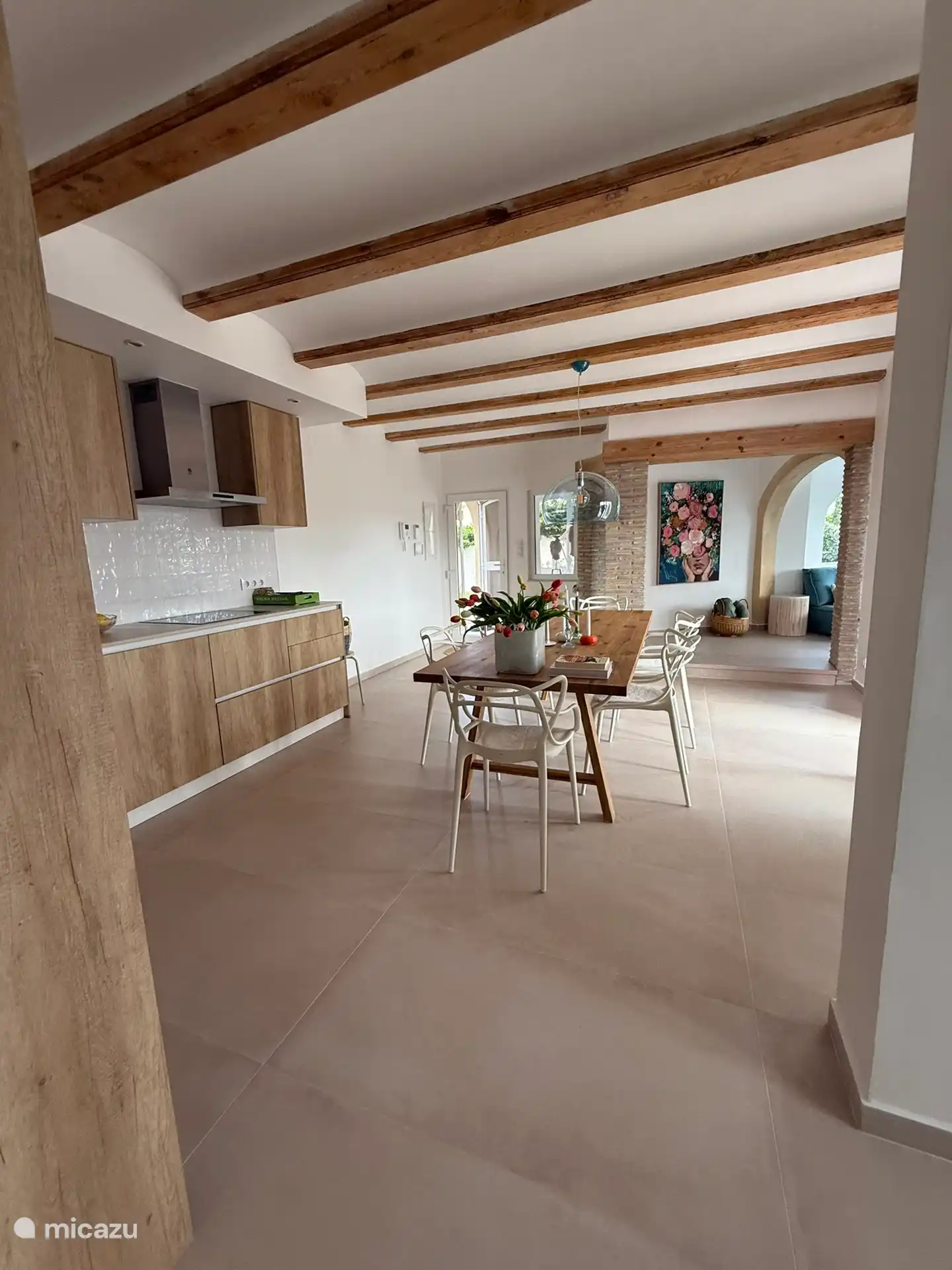 Cocina desde el otro lado con vistas al salón