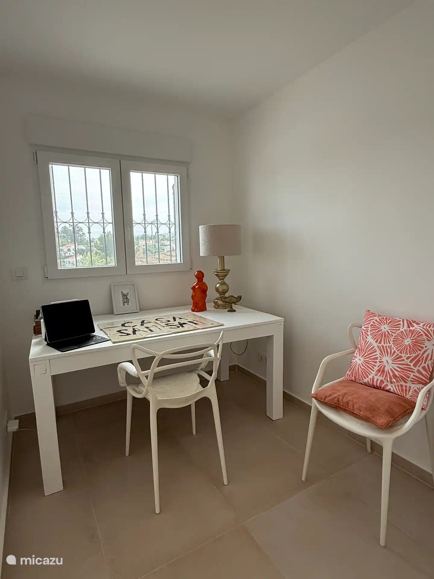 Trabajo remoto con vistas al valle y la piscina a tus pies.