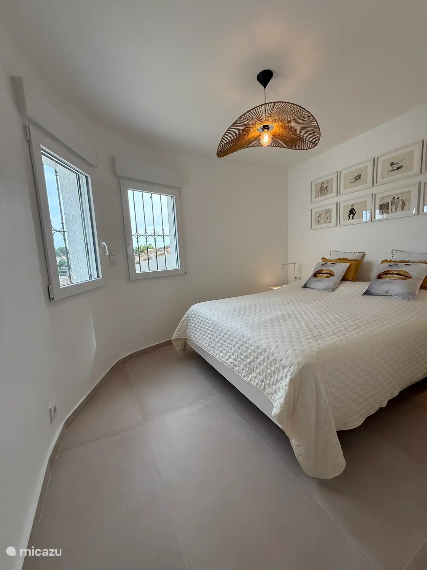 Dormitorio 1 en la planta baja con vistas al mar.