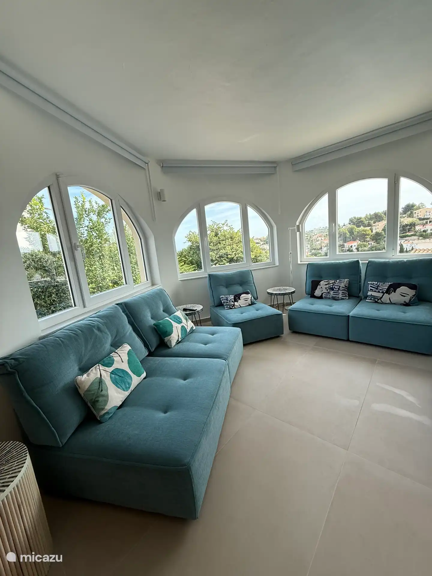 Salón con 7 asientos y TV con vista al mar Mediterráneo