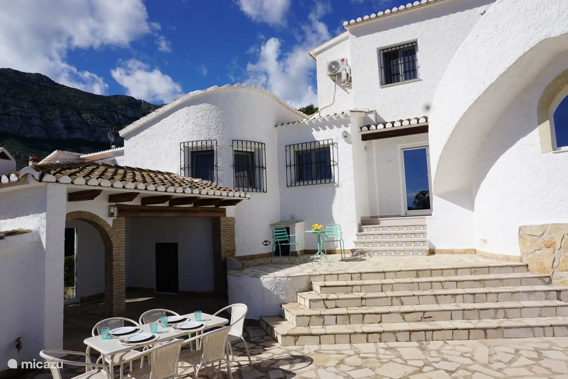 Terrazas en planta baja con asientos. Desayuno en una mesa de terraza con nosotros 2. Cena o almuerzo en la mesa del comedor con los seis. Descansar junto a la piscina con 4 tumbonas y 4 sofás retro.