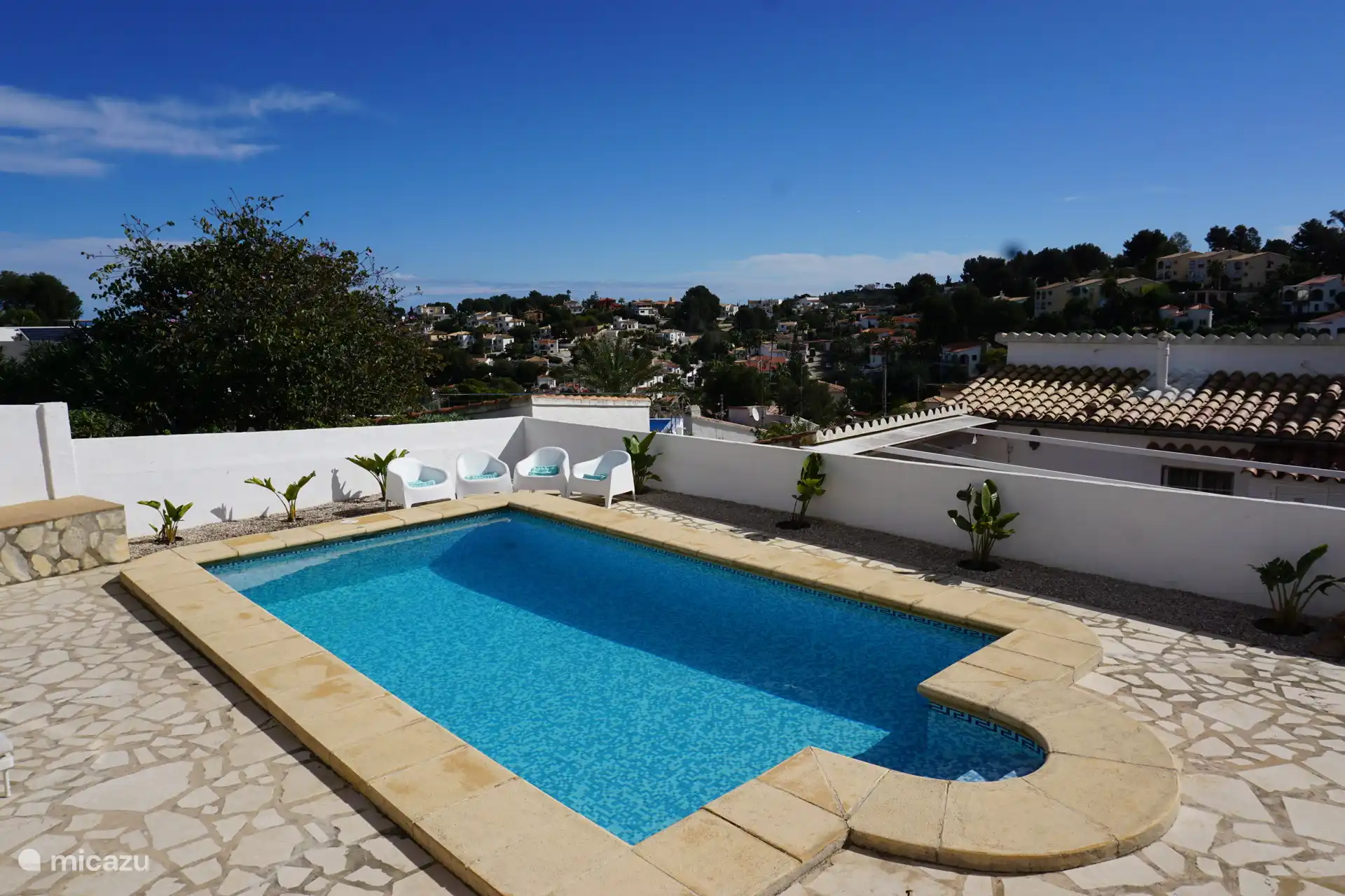 Vistas desde la piscina (8 mx 4) y refrescarme en la piscina y darme una ducha fresca (al aire libre) antes y después, con vistas al mar. 