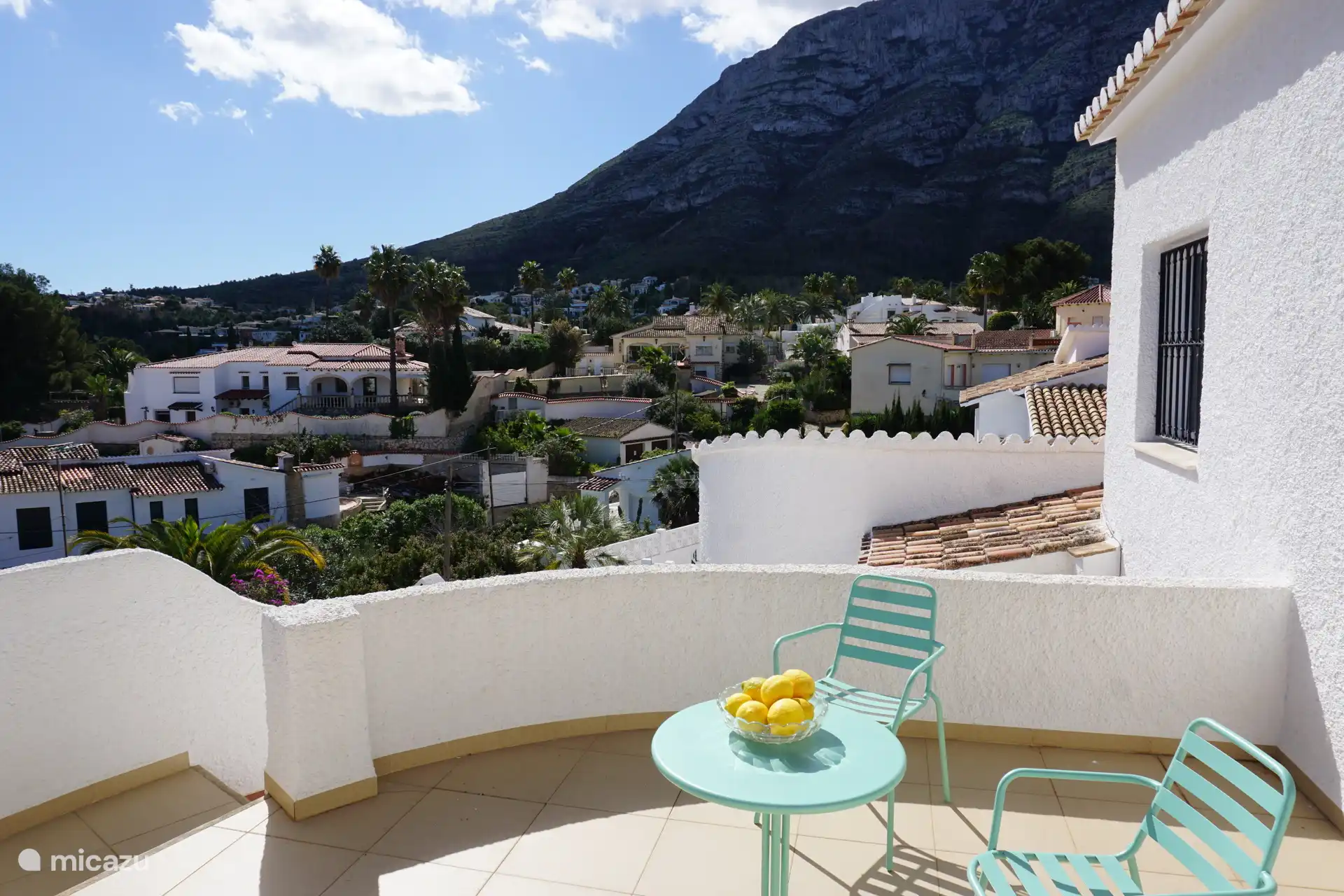 Terraza en la primera planta. Solo un momento para ti, sueña mientras disfrutas de un capuchino o una copa de vino con las vistas más hermosas, el mar, las montañas... ¡Una casa bajo el sol! 