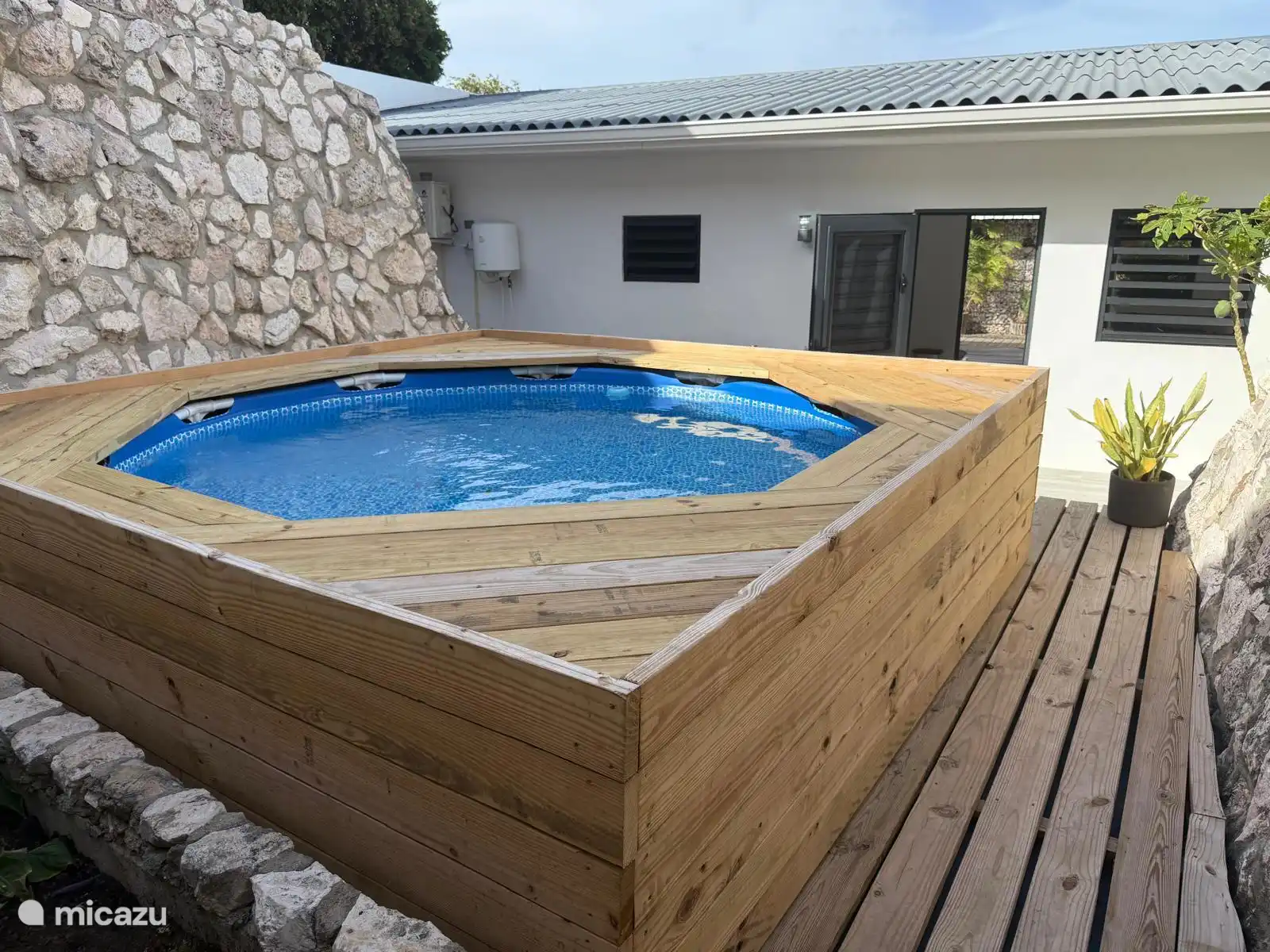 The swimming pool is the heart of this holiday home – always connected to the bright, modern entrance.