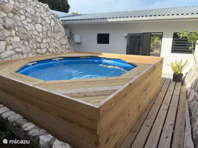 Boho Garden Apt C huren in Curaçao, Banda Ariba (oost), Jan Thiel - vakantiehuis Het zwembad vormt het hart van dit vakantiehuis – altijd in verbinding met de lichte, moderne ingang.
