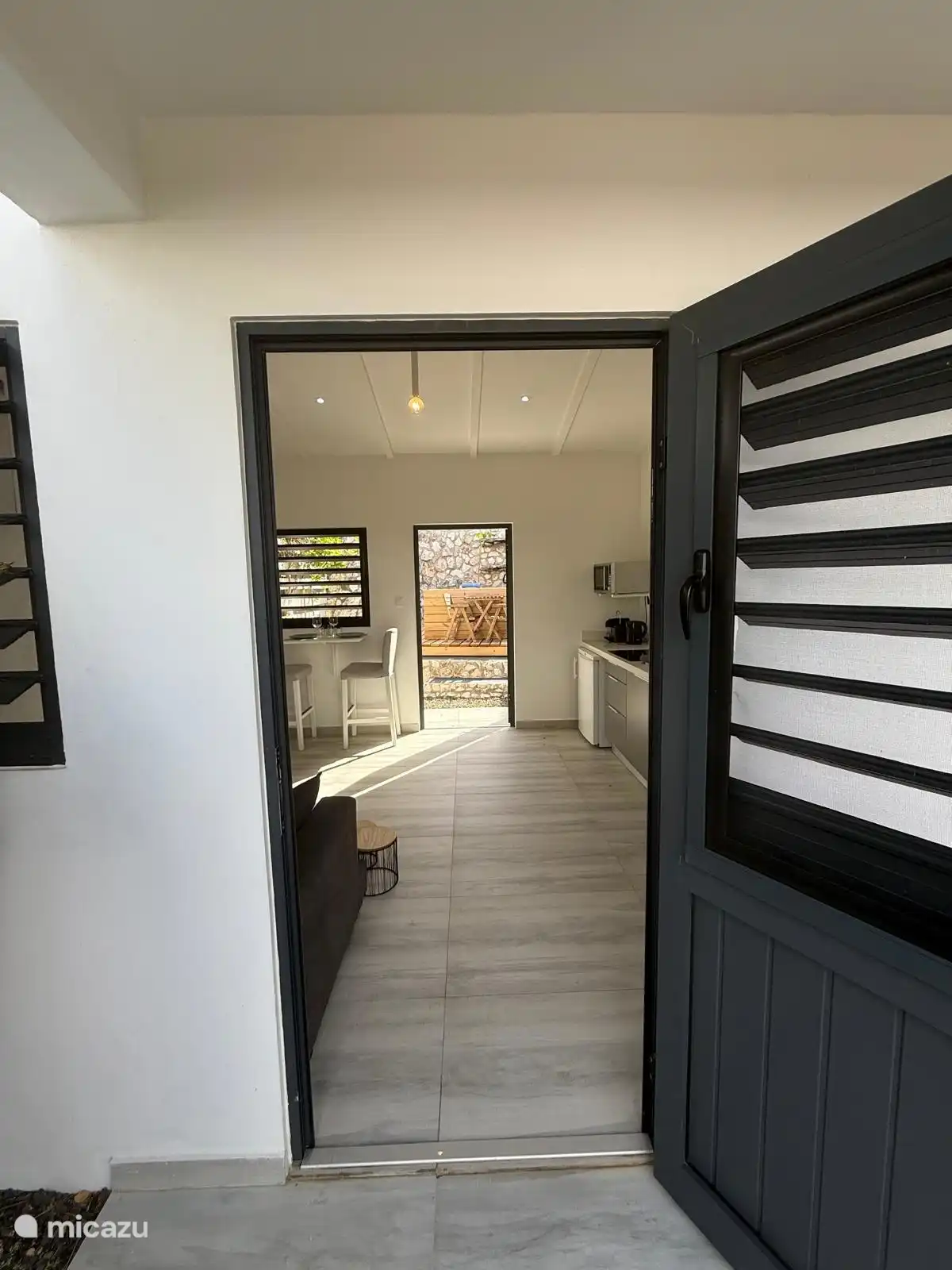 From the entrance, you immediately look out onto the inviting private pool – holiday feeling from the first moment.