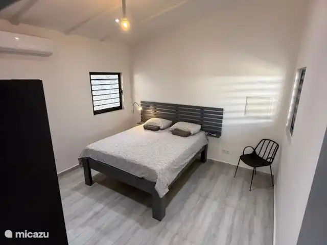 Boho Garden Apt C huren in Curaçao, Banda Ariba (oost), Jan Thiel - vakantiehuis Ruim en lichte slaapkamer op de wind.