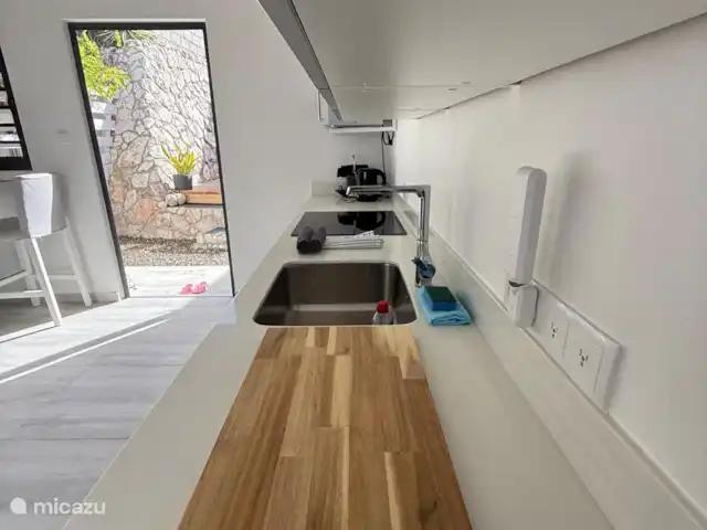 Boho Garden Apt C huren in Curaçao, Banda Ariba (oost), Jan Thiel - vakantiehuis Het strakke witte keukenblad zorgt voor een frisse en elegante uitstraling, ideaal voor vakantiecomfort.
