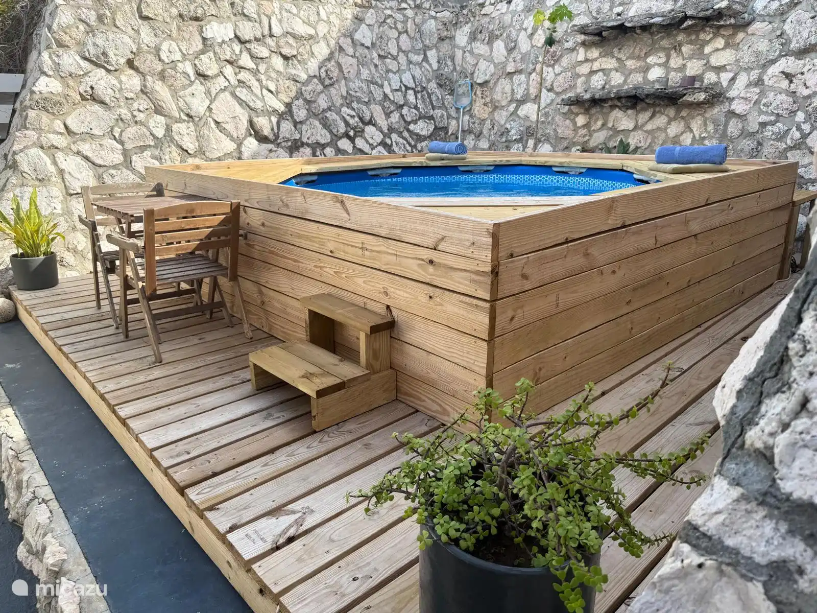 Your own private pool in the garden: take a refreshing dip or relax with a drink under the sun. Thanks to the fast WIFI, it's also ideal for remote work.