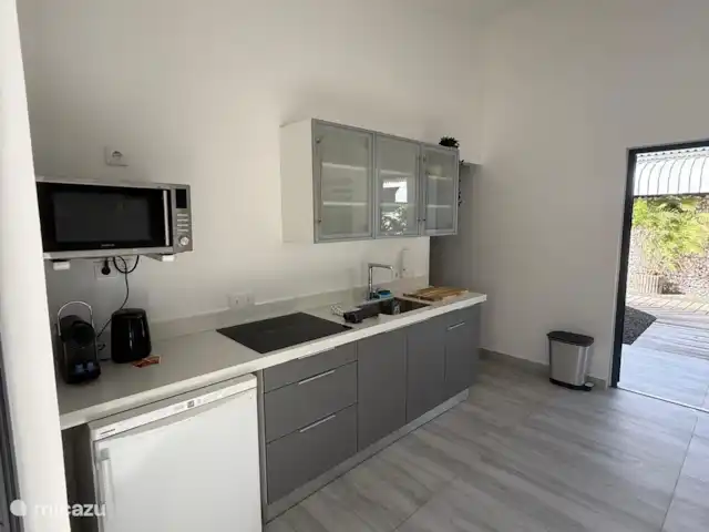 Boho Garden Apt C huren in Curaçao, Banda Ariba (oost), Jan Thiel - vakantiehuis Goed uitgeruste frisse open keuken.