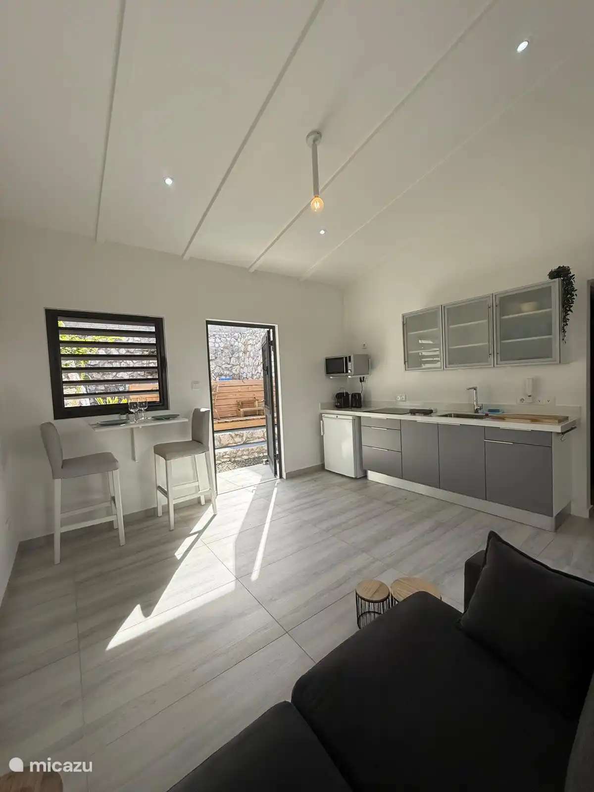 The bright furnishings and plenty of natural light give the living room a fresh, relaxed atmosphere – perfect for unwinding.