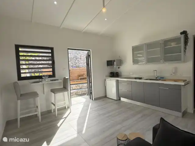 Boho Garden Apt C huren in Curaçao, Banda Ariba (oost), Jan Thiel - vakantiehuis De lichte inrichting en het vele daglicht geven de woonkamer een frisse, ontspannen sfeer – perfect om even tot rust te komen.