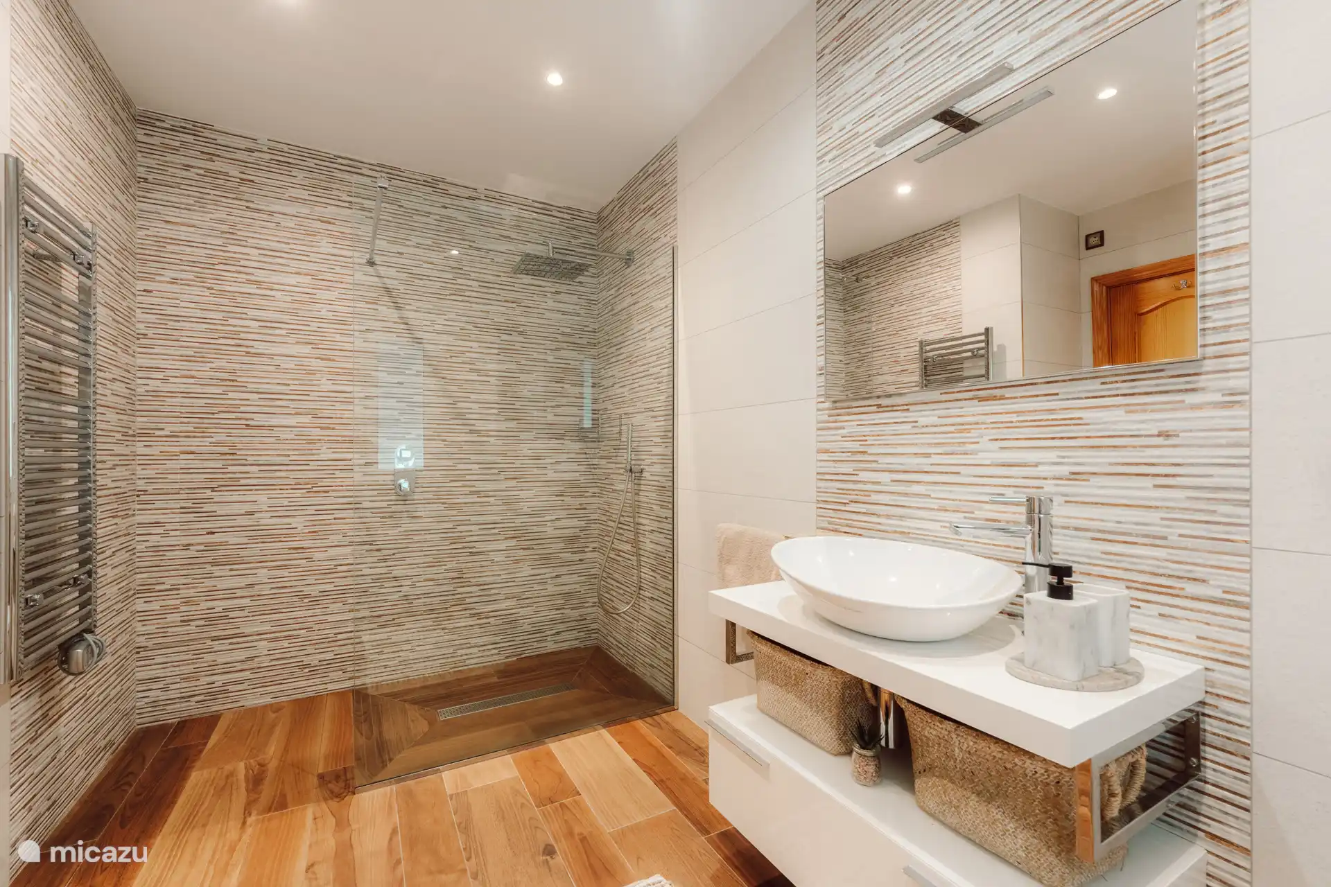 En-suite badkamer hoofdslaapkamer