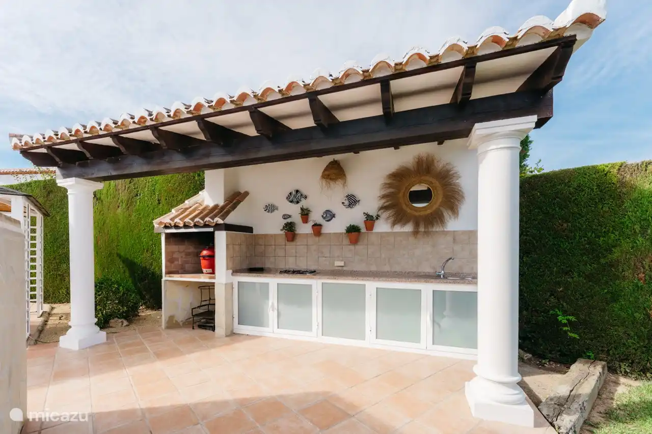 Buitenkeuken met kamado bbq