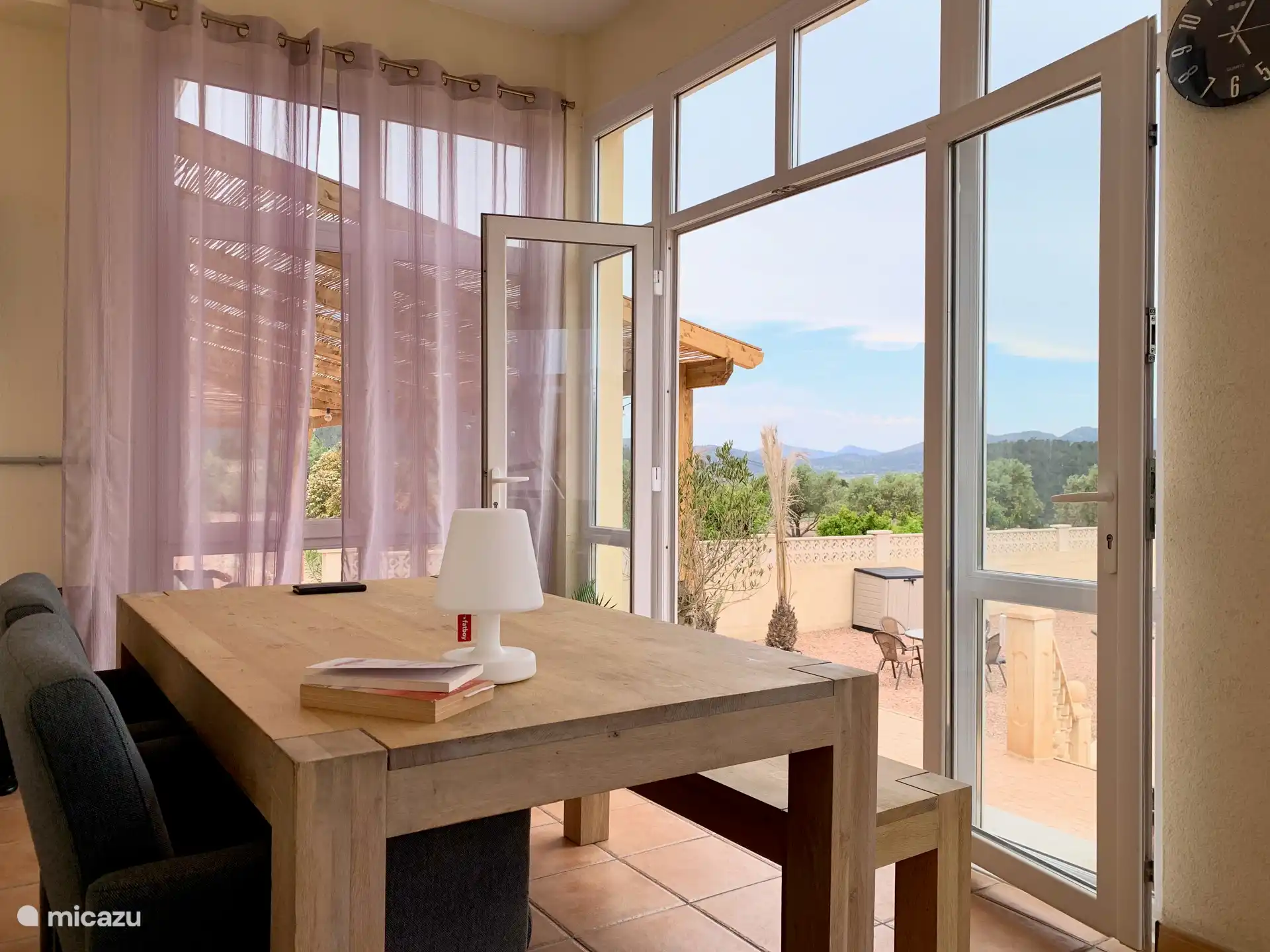 Blick auf die Veranda nach draußen