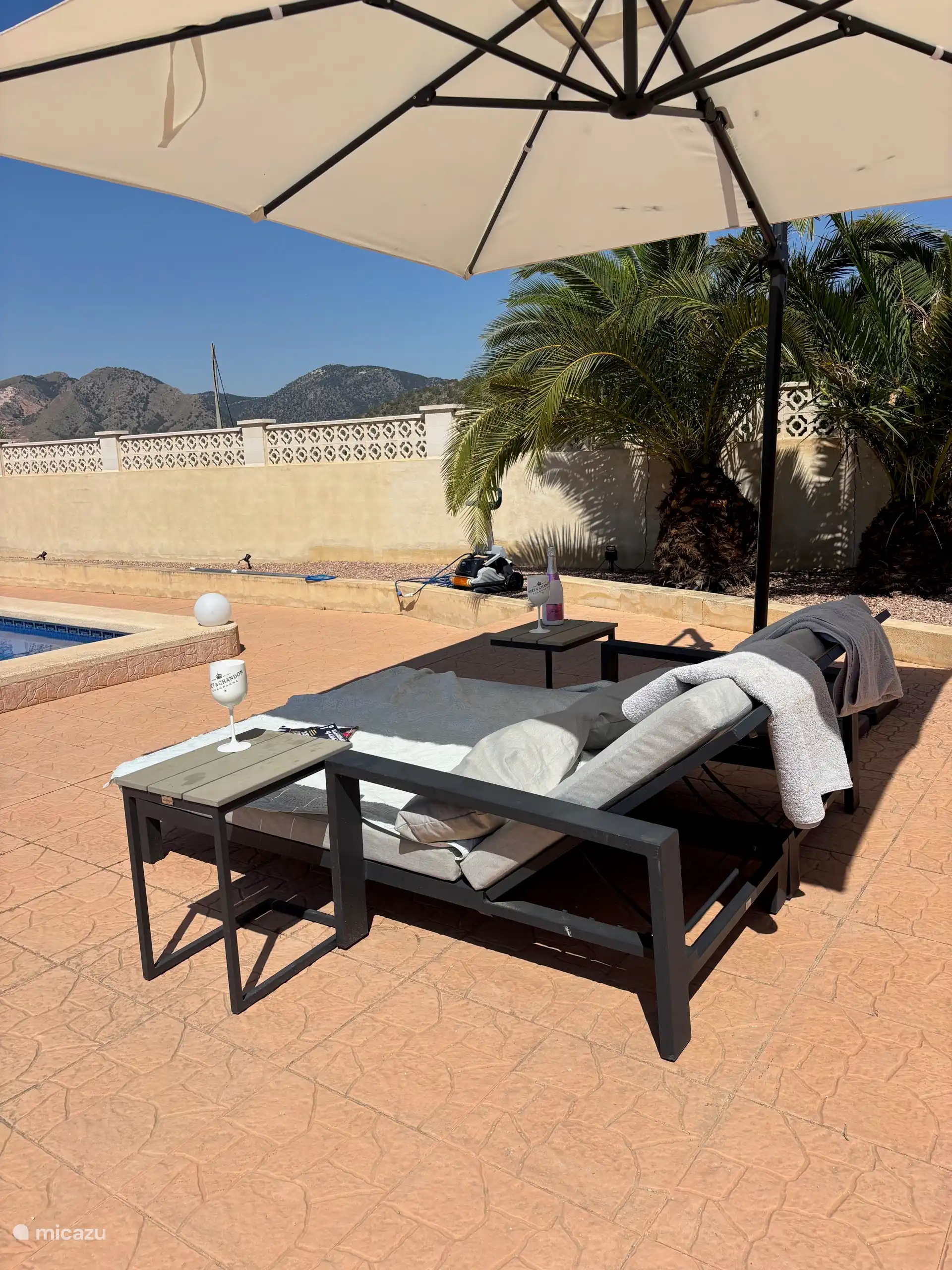 Doppel-Sonnenliege an der Vorderseite des Pools