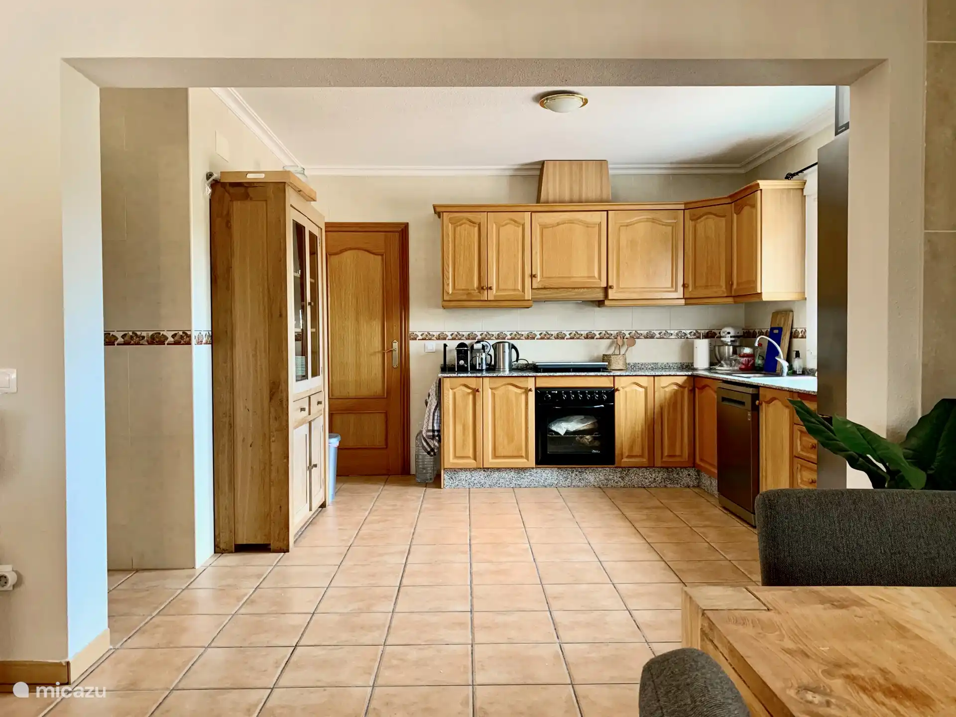 Offene Küche mit Elektroherd, Induktionskochfeldern und Geschirrspüler