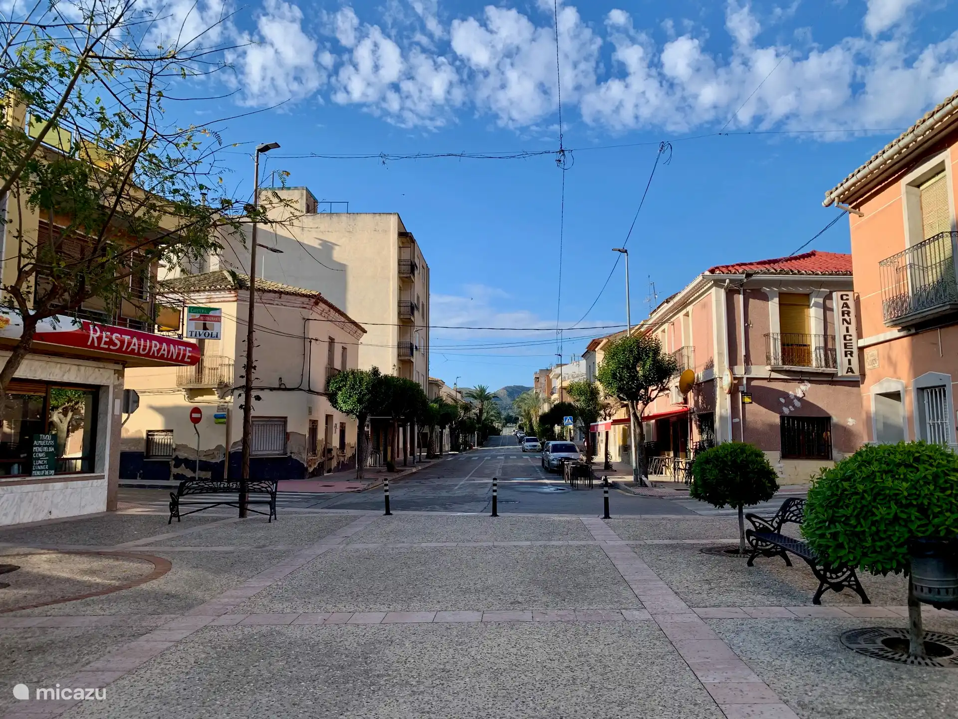 Dorfzentrum in La Romana, links das Café-Restaurant Victor