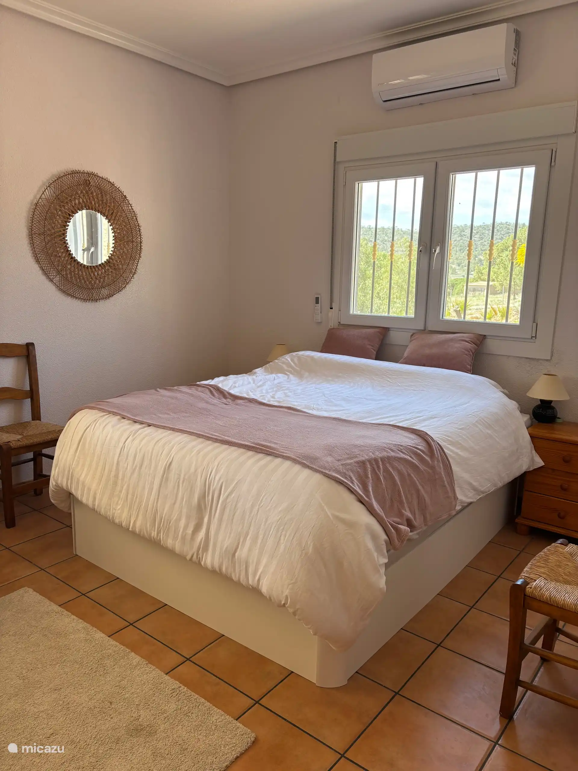 Geräumiges Schlafzimmer mit Bad und Klimaanlage