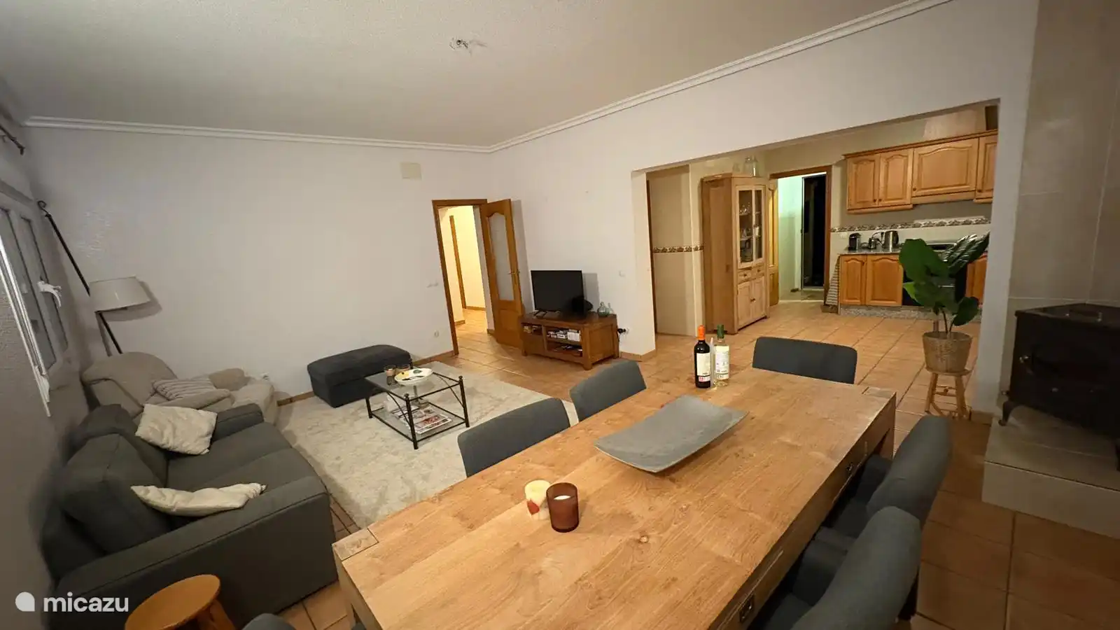 Das Wohnzimmer mit offener Küche