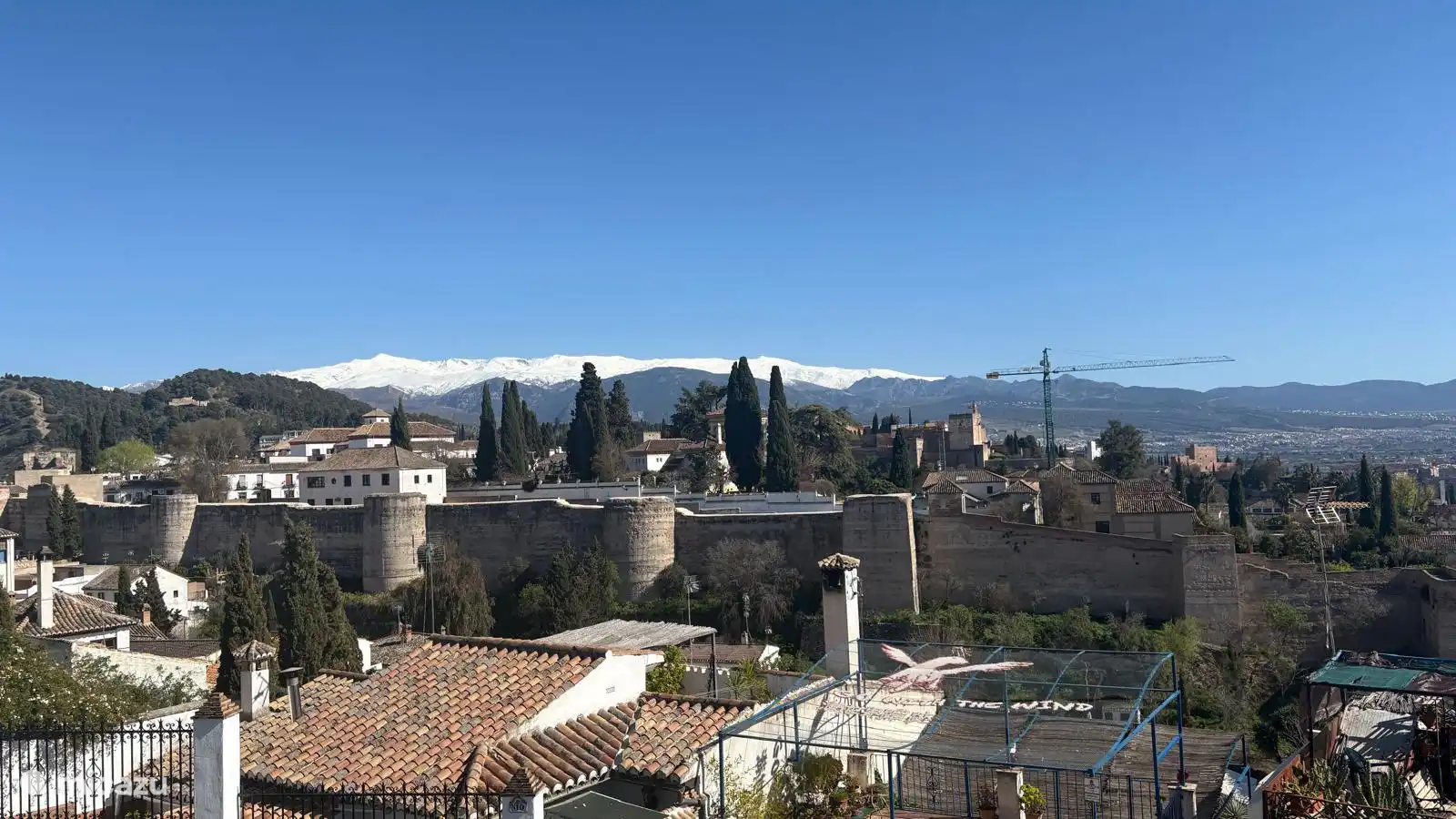 Atemberaubender Blick auf die Alhambra und die verschneiten Hänge rund um Granada. Nur eine 4-stündige Fahrt von La Romana entfernt!