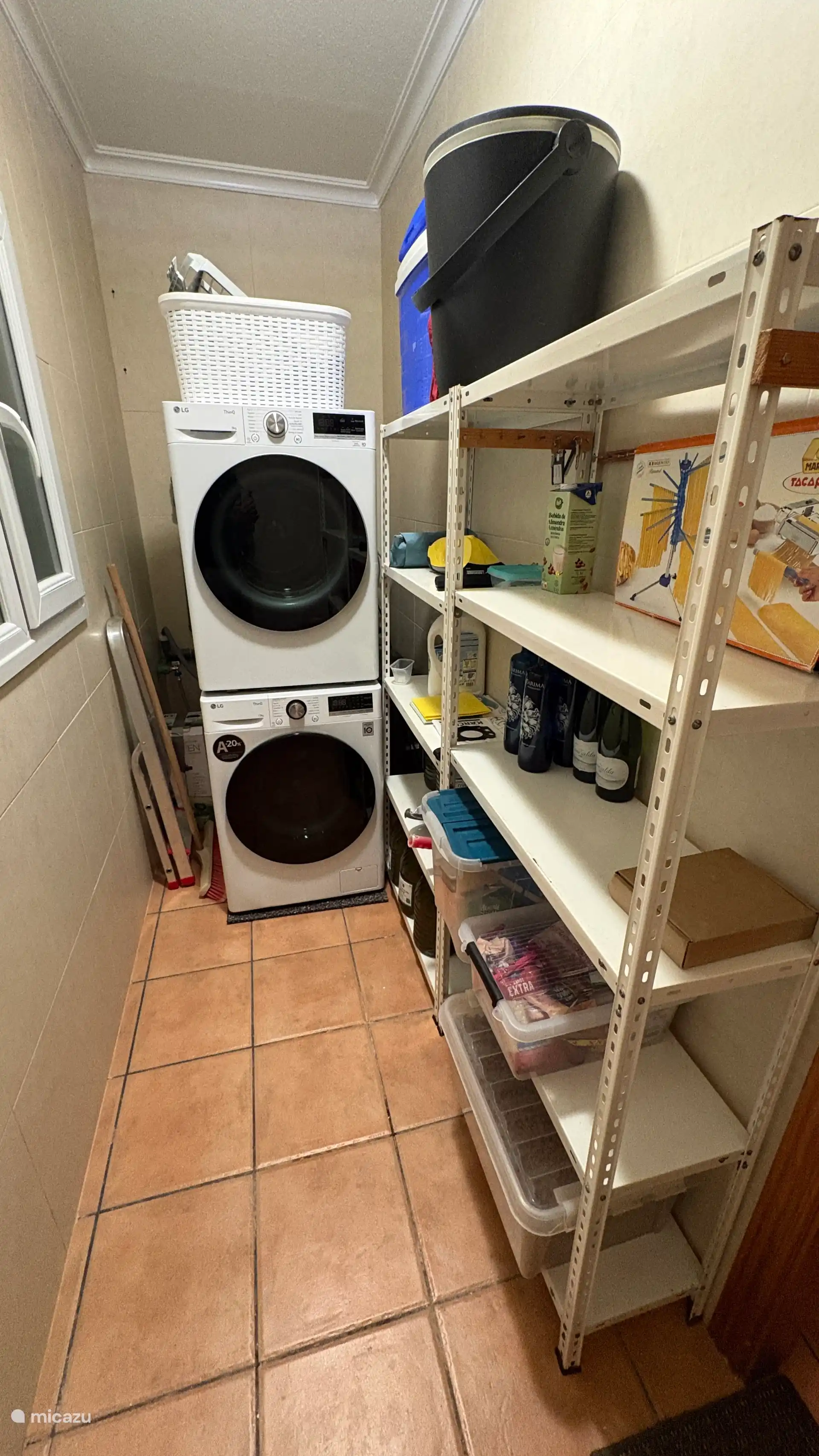 Sala de servicio con lavadora y secadora