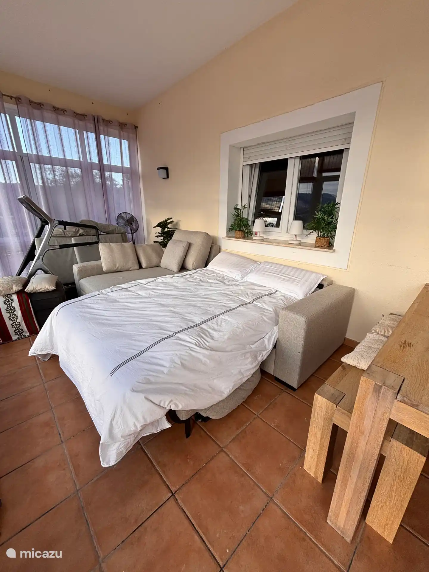 Im Wintergarten gibt es ein bequemes Sitz-/Schlafbett, das sich problemlos in ein geräumiges Doppelbett umbauen lässt, mit wunderschönem Blick über das Tal und unser Schwimmbad.