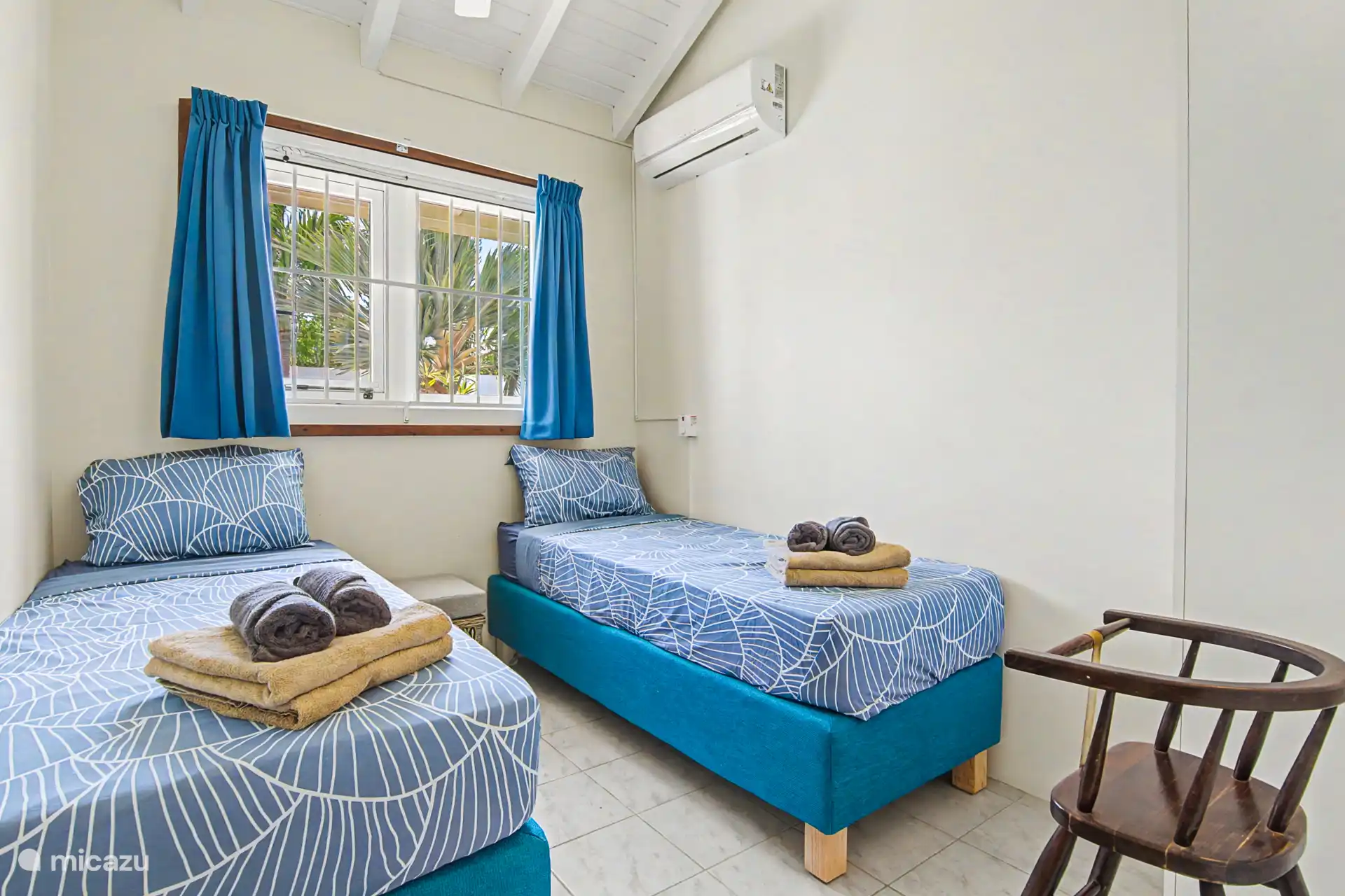 2e slaapkamer met airconditioning en plafond fan, rolhor en kledingkast