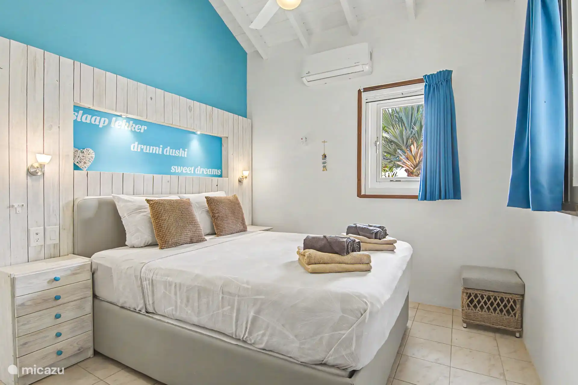 Master bedroom met airconditioning, plafond fan, rolhorren en kledingkast en inloopdoche