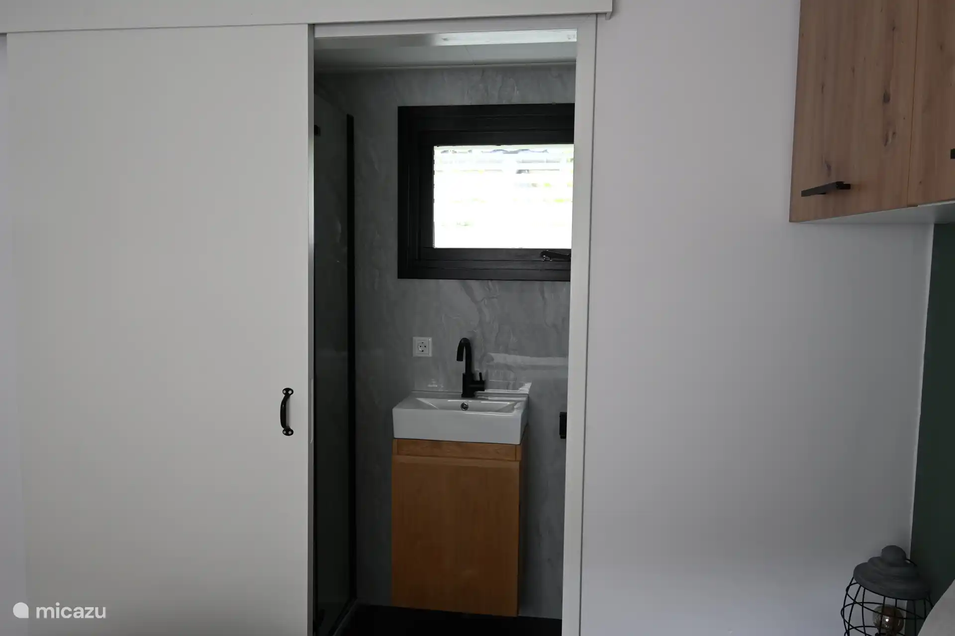 Badezimmer vom Schlafzimmer aus. 